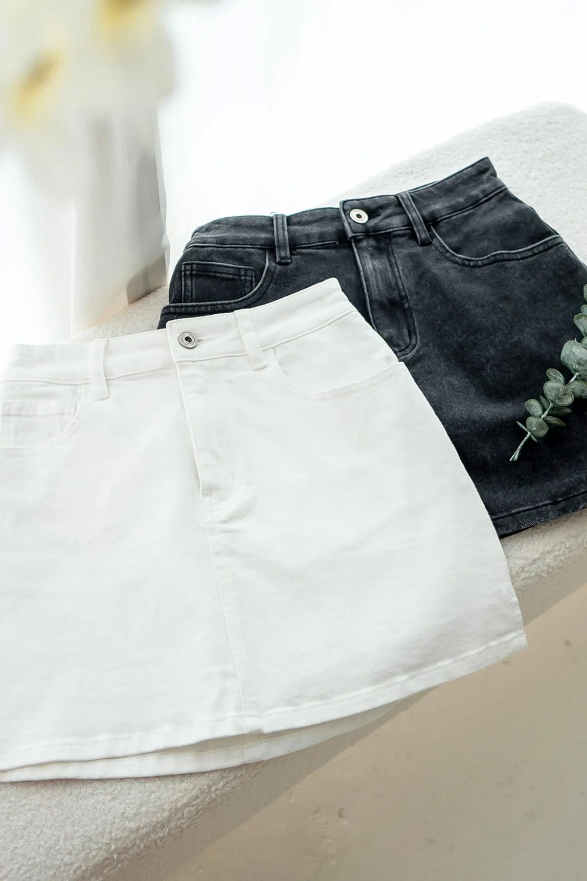 KYE DENIM SKIRT IN WHITE