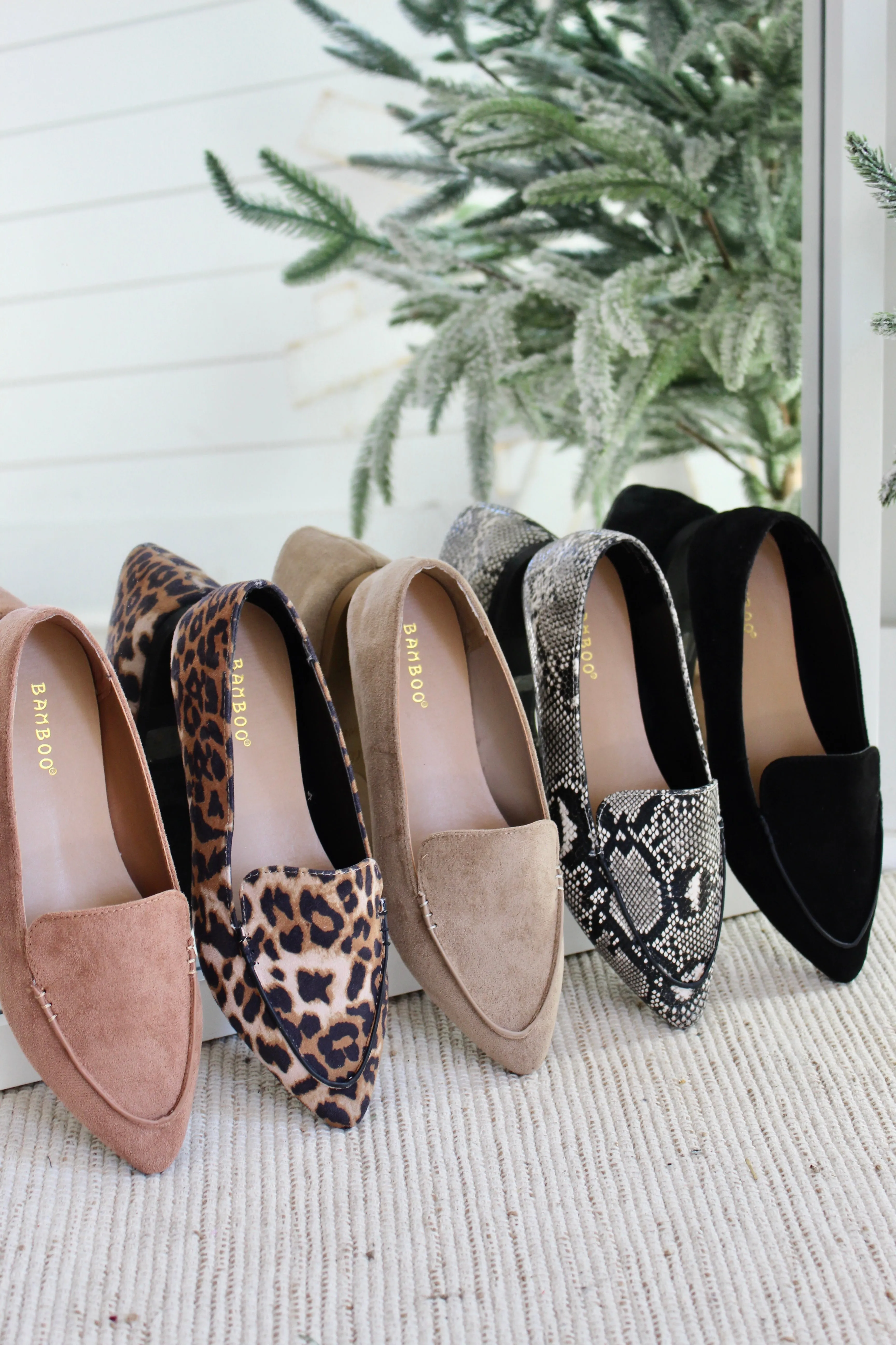 Polished Style Pointed Toe Flat • Black