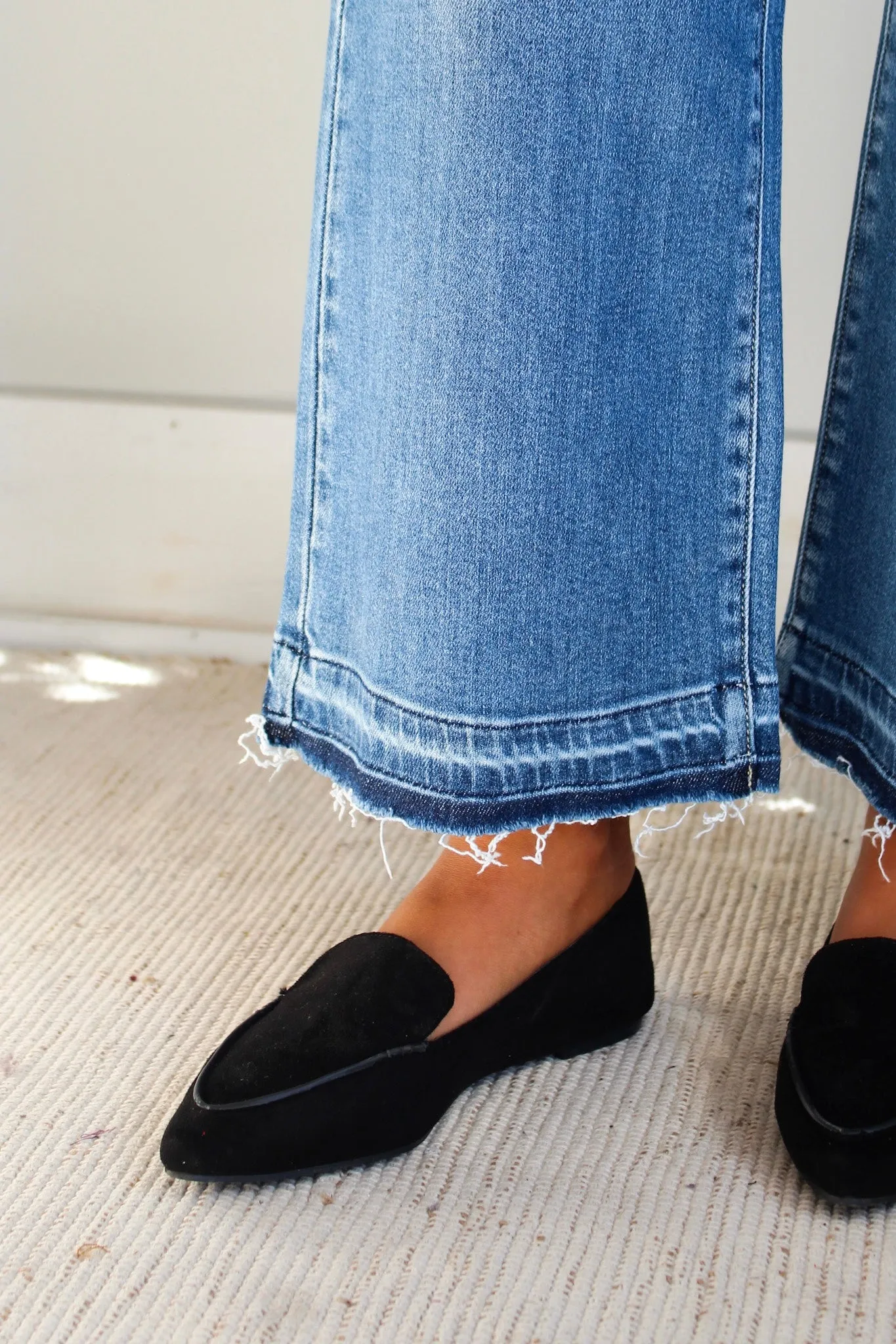 Polished Style Pointed Toe Flat • Black