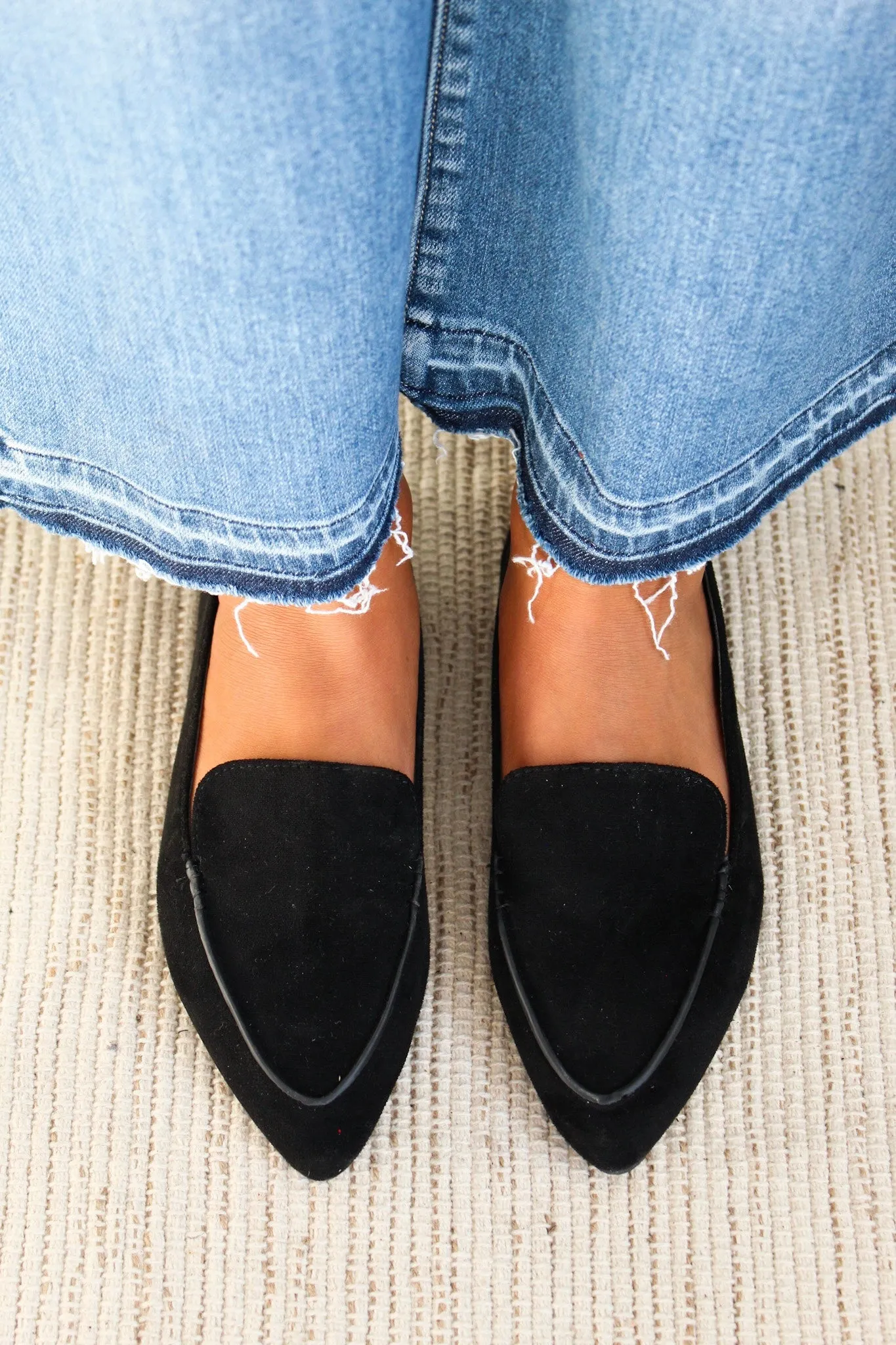 Polished Style Pointed Toe Flat • Black