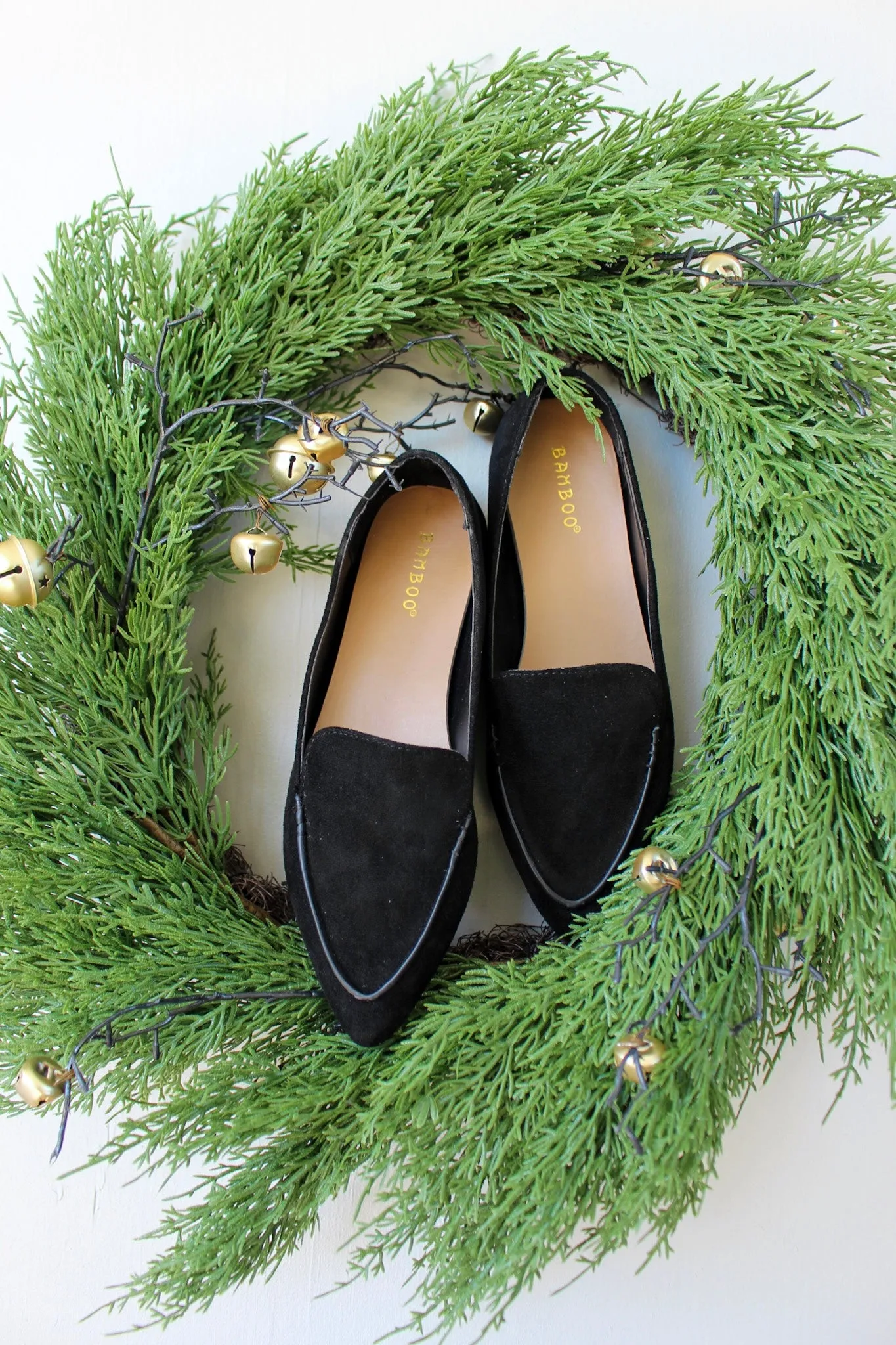 Polished Style Pointed Toe Flat • Black